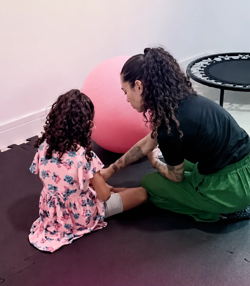 Desenvolvimento cerebral infantil e criança em terapia